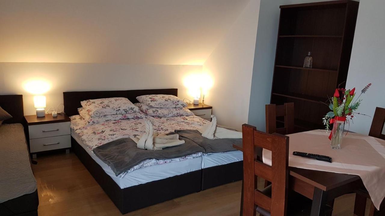 E&S_ Apartament Милич Екстериор снимка